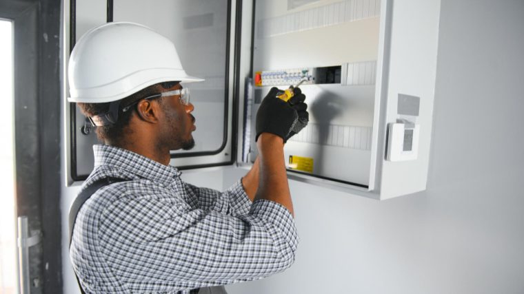 cacher efficacement un tableau électrique dans votre intérieur