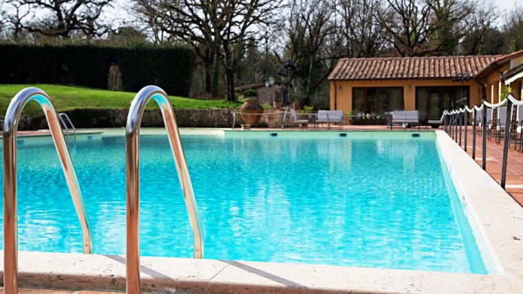 Construire une piscine béton durable et étanche