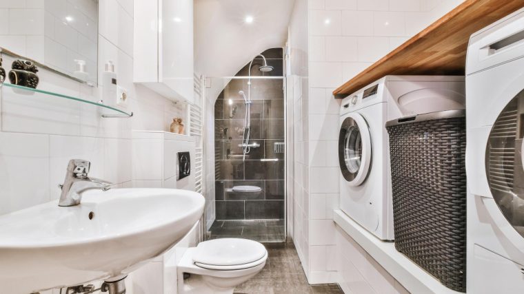 Aménager une petite salle de bain avec machine à laver et sèche-linge