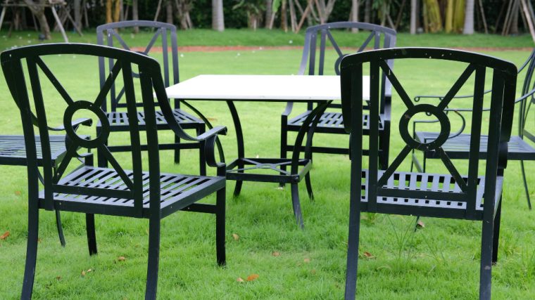Guide pratique pour sélectionner la table et les chaises de jardin idéales pour quatre convives