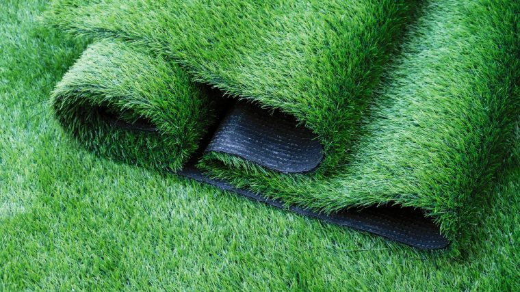 Astuces pour transformer votre balcon en un havre de verdure grâce au gazon synthétique