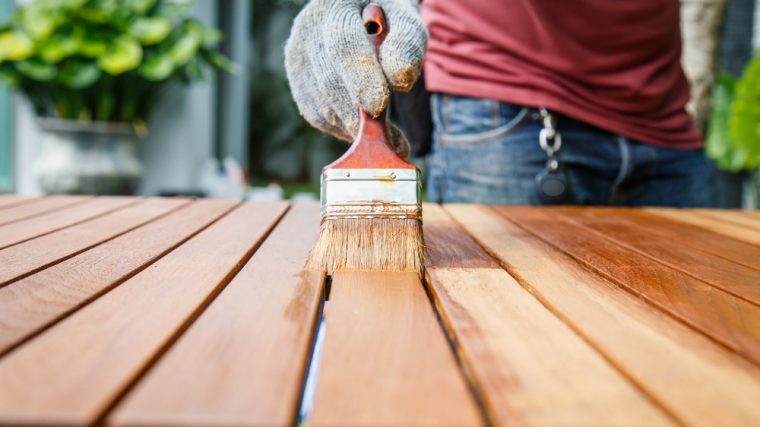 Les secrets pour entretenir votre table en teck et prolonger sa beauté dans le temps